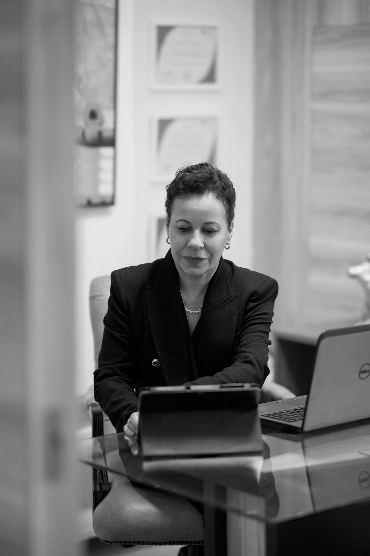Dra. Walleska Bártolo em reunião no escritório