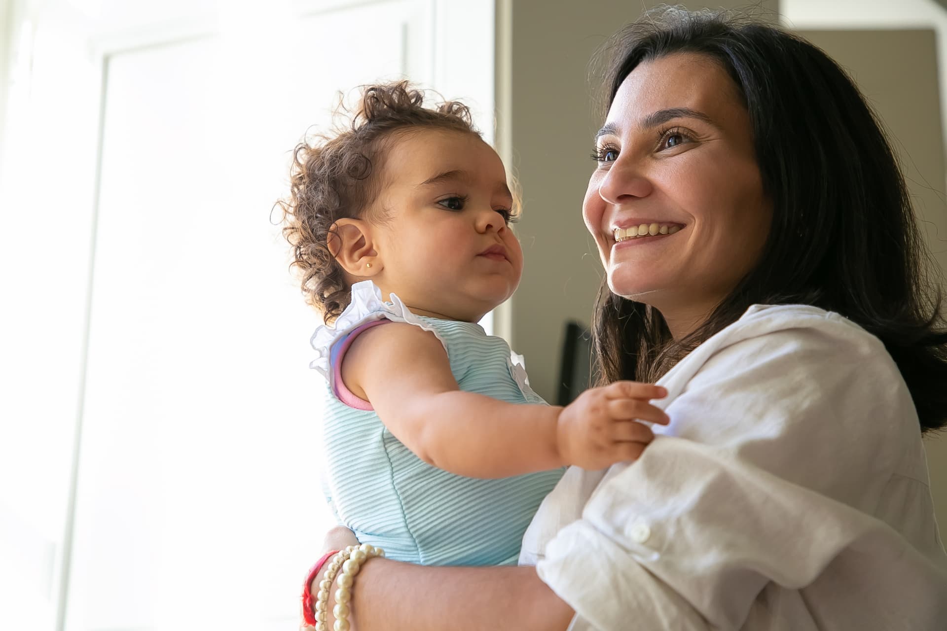 Mãe segurando a filha bebê no colo