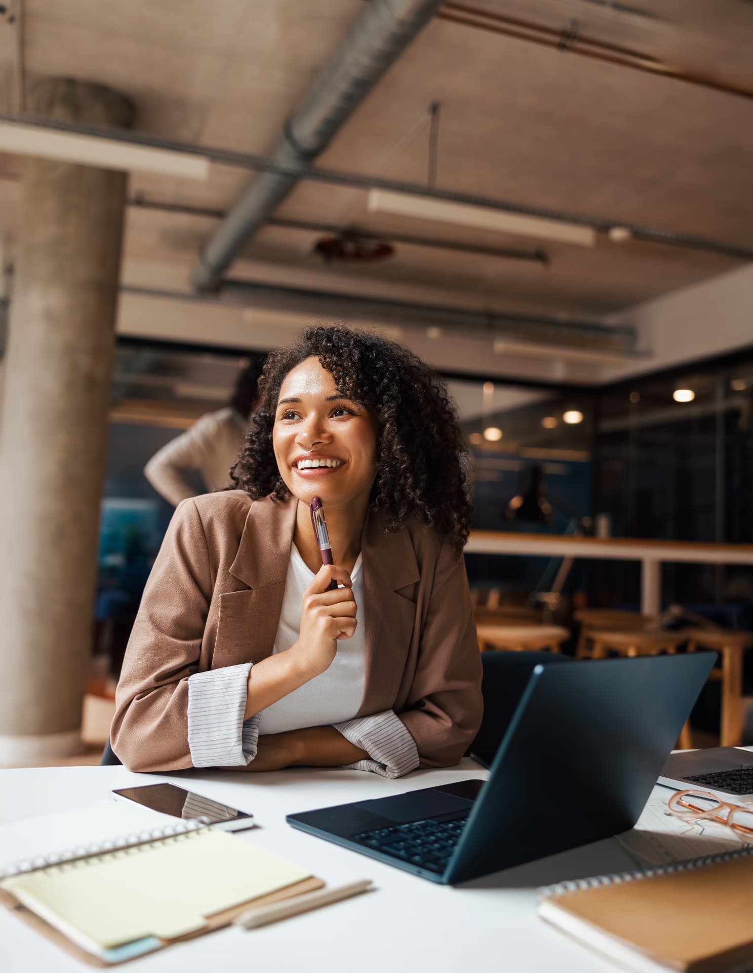 Profissional sorrindo em ambiente de trabalho
